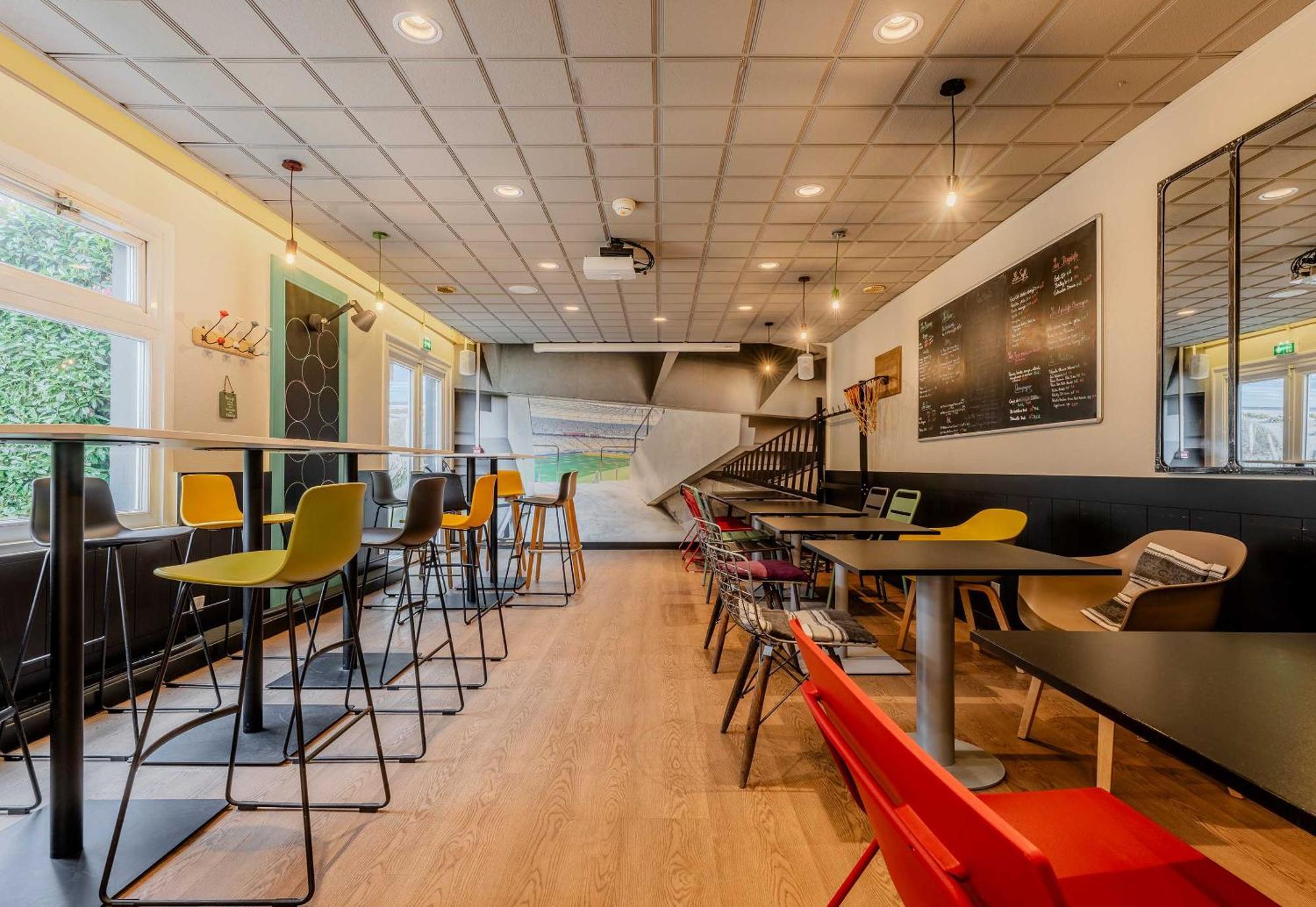 宜必思里尔阿斯克新城大体育场酒店 外观 照片